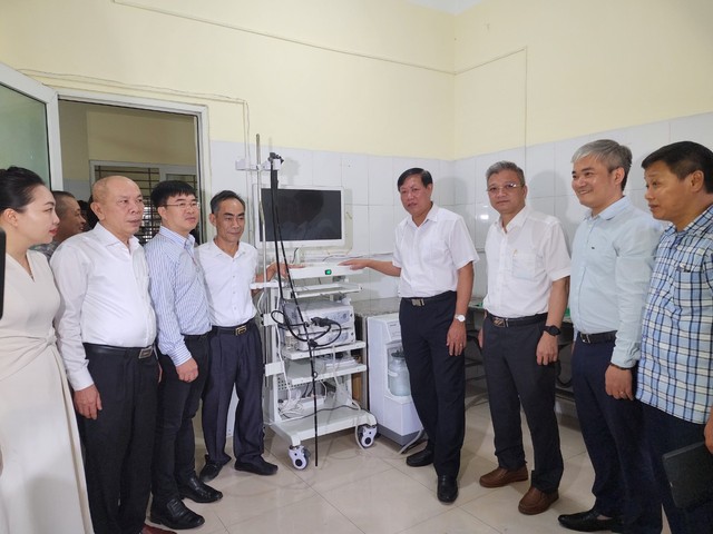Thứ trưởng Bộ Y tế Đỗ Xuân Tuyên trao tặng thiết bị y tế cho Bệnh viện Đa khoa huyện Thọ Xuân- Ảnh 2.