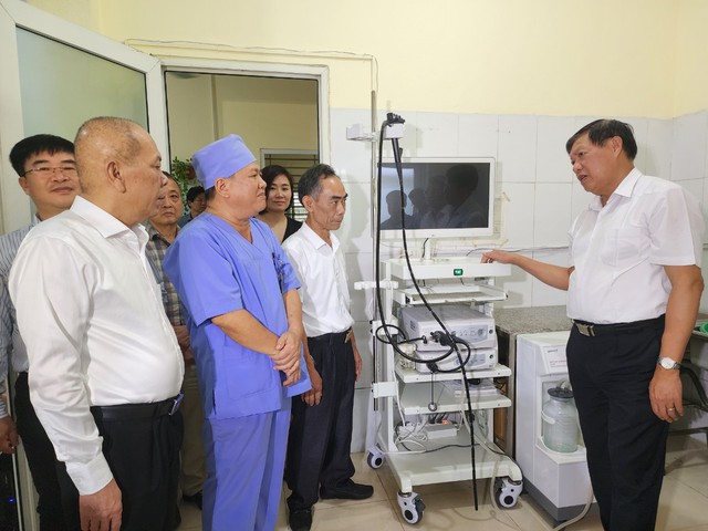 Thứ trưởng Bộ Y tế Đỗ Xuân Tuyên trao tặng thiết bị y tế cho Bệnh viện Đa khoa huyện Thọ Xuân- Ảnh 3.