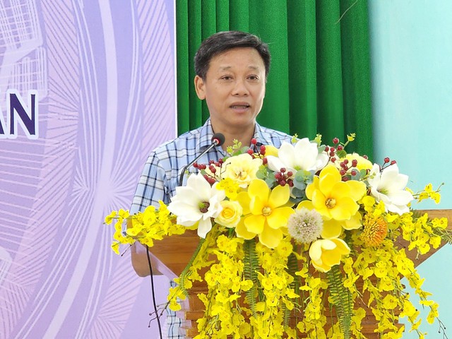 Thứ trưởng Bộ Y tế Đỗ Xuân Tuyên trao tặng thiết bị y tế cho Bệnh viện Đa khoa huyện Thọ Xuân- Ảnh 5.