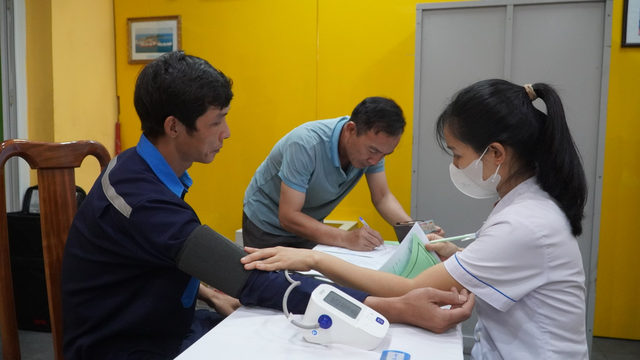 Khám phát hiện bệnh bụi phổi silic nghề nghiệp cho hàng nghìn người lao động ở Quảng Bình- Ảnh 1.