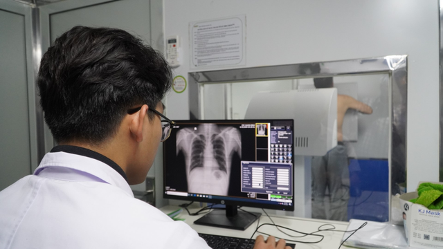 Khám phát hiện bệnh bụi phổi silic nghề nghiệp cho hàng nghìn người lao động ở Quảng Bình- Ảnh 2.