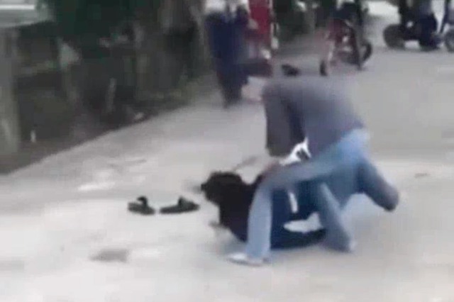 2 nữ sinh lao vào đánh nhau vì mâu thuẫn trong cá cược  bóng đá- Ảnh 1.