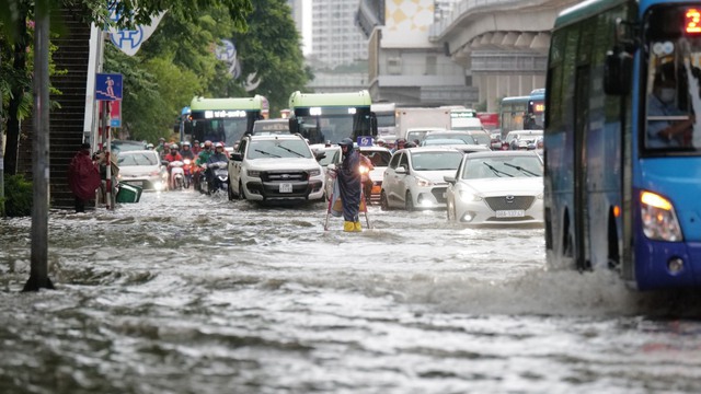 Những tuyến phố ngập úng do trận mưa sáng nay ở Hà Nội- Ảnh 2.