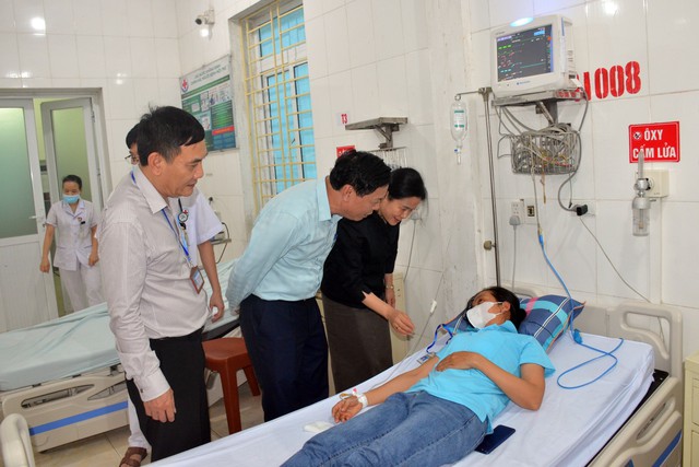 Lãnh đạo huyện Yên Thành và Sở Y tế Nghệ An thăm hỏi bệnh nhân bị ngộ độc thực phẩm tại Bệnh viện Đa khoa Yên Thành ngày 28/5.
