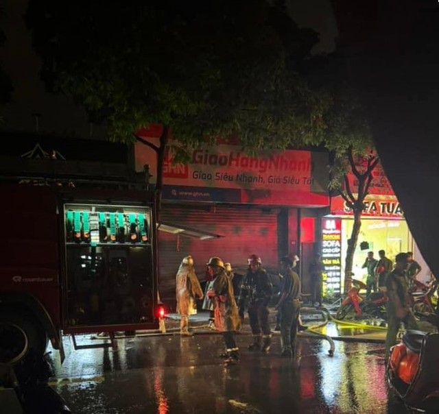 Quận Thanh Xuân lại xảy ra cháy, lực lượng chức năng phá cửa dập lửa- Ảnh 2.