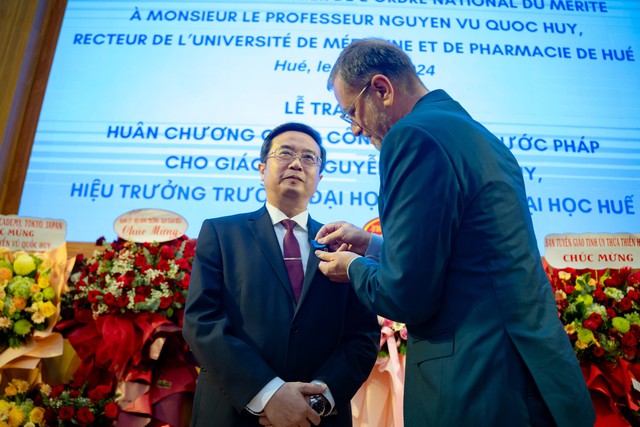 Giáo sư Trường Đại học Y - Dược, Đại học Huế được trao tặng huân chương cao quý của Pháp- Ảnh 1.