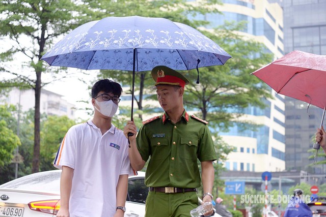 Sĩ tử Hà Nội 'đội mưa' tự tin bước vào buổi thi lớp 10 môn Toán- Ảnh 10.