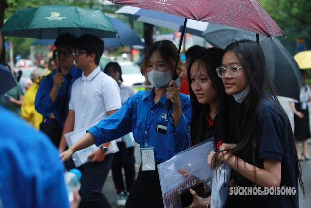 Sĩ tử Hà Nội 'đội mưa' tự tin bước vào buổi thi lớp 10 môn Toán- Ảnh 6.