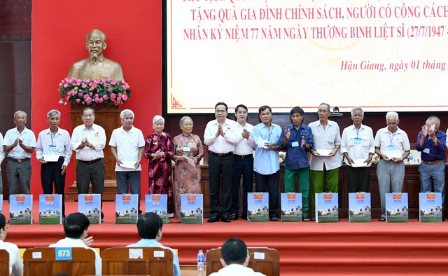 Chủ tịch Quốc hội trao tặng quà cho người có công với cách mạng tỉnh Hậu Giang- Ảnh 2.