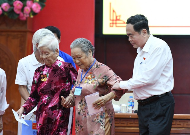 Chủ tịch Quốc hội trao tặng quà cho người có công với cách mạng tỉnh Hậu Giang- Ảnh 3.