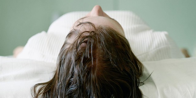 Thói quen gây rụng tóc khi gội đầu bạn cần biết- Ảnh 2.