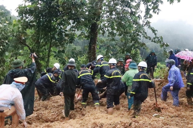 Bộ trưởng Công an chỉ đạo cứu nạn vụ sạt lở đất vùi lấp xe khách ở Hà Giang- Ảnh 1.