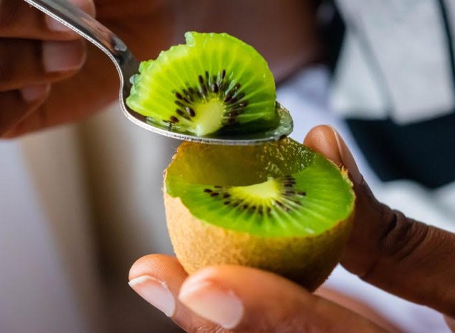 Ăn Kiwi Trước Khi Ngủ: Khám Phá Lợi Ích và Rủi Ro Để Có Giấc Ngủ Tốt Hơn