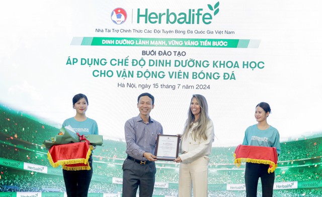 Herbalife Việt Nam và Liên Đoàn Bóng Đá Việt Nam tổ chức buổi đào tạo về dinh dưỡng khoa học trong thể thao cho các câu lạc bộ bóng đá Việt Nam- Ảnh 2.