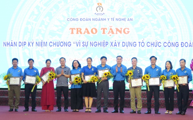 Nghệ An: Biểu dương cán bộ công đoàn cơ sở, công chức, viên chức lao động tiêu biểu- Ảnh 3.