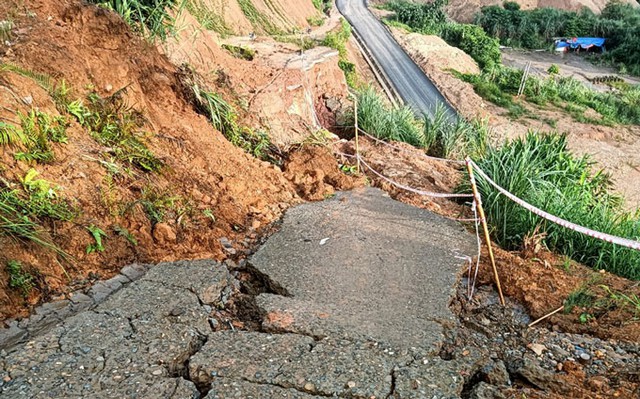 Mưa lớn ở Yên Bái, gần 2.000 m3 đất đá đổ xuống nhà dân- Ảnh 2.