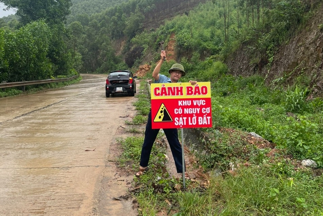 Mưa lớn làm sạt lở đất, chia cắt giao thông nhiều nơi ở Bắc Giang- Ảnh 4.