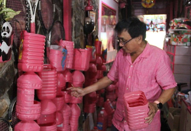 Người đàn ông phủ hồng căn nhà và tuyến đường bằng chậu cây làm từ rác tái chế- Ảnh 3.