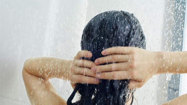 Tắm không đúng thời điểm là một trong những nguyên nhân hàng đầu gây ra đột quỵ. Ảnh minh họa