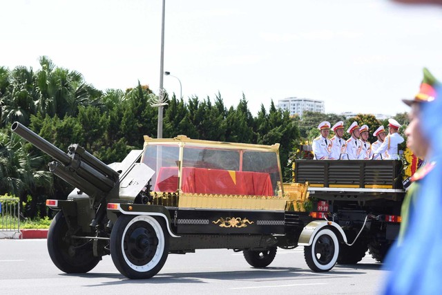 Hình ảnh đoàn linh xa tiễn đưa Tổng Bí thư về nơi an nghỉ cuối cùng- Ảnh 1.