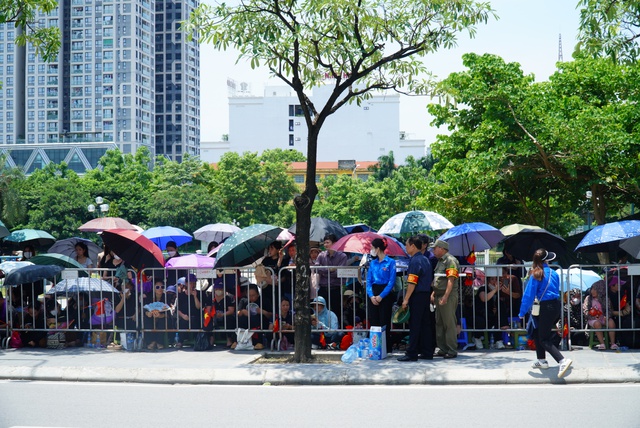 Người dân đội nắng trước Nghĩa trang Mai Dịch chờ tiễn biệt Tổng Bí thư- Ảnh 4.