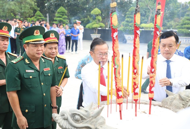 Các lãnh đạo TPHCM dâng hương tại Nghĩa trang Liệt sĩ thành phố. Ảnh: Xuân Dự