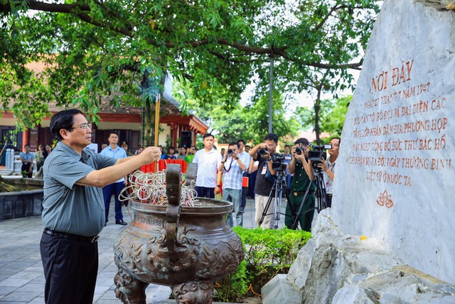 Thủ tướng: Quan tâm, chăm lo và có nhiều chính sách với người có công là nhiệm vụ quan trọng, thường xuyên- Ảnh 2.