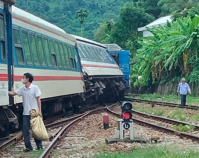 Tàu SE11 trật khỏi đường ray tại Thừa Thiên Huế- Ảnh 2.