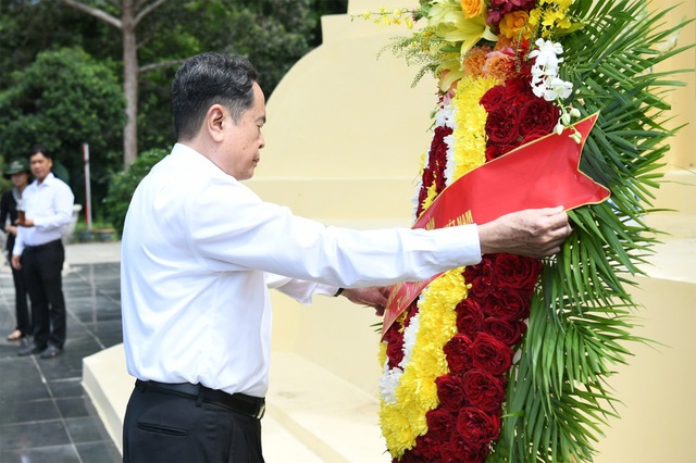 Chủ tịch Quốc hội dâng hương tại Căn cứ Bộ Chỉ huy Quân Giải phóng miền Nam Việt Nam- Ảnh 1.