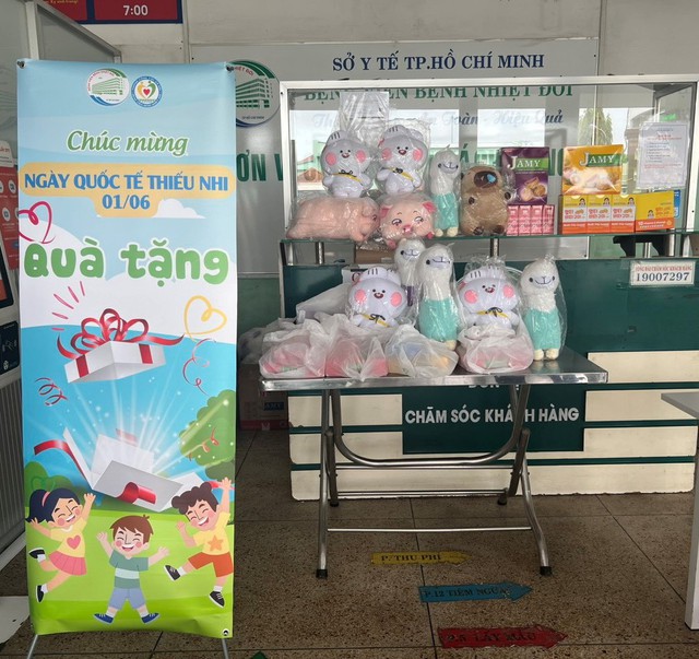 Kolmar cùng Bệnh viện Bệnh Nhiệt đới TP.HCM đồng hành với các "chiến binh nhí"- Ảnh 1. Kolmar cùng Bệnh viện Bệnh Nhiệt đới TP.HCM đồng hành với các "chiến binh nhí"- Ảnh 1.