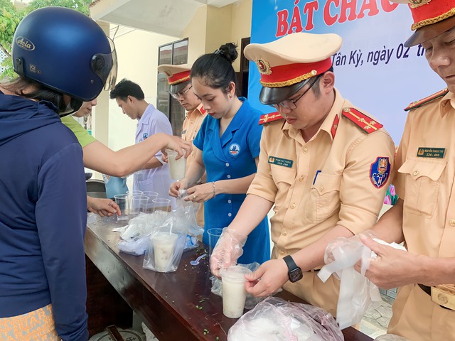 Lực lượng Cảnh sát giao thông, Công an Nghệ An cùng phối hợp với TTYT Tân Kỳ phát cháo cho bệnh nhân nghèo.