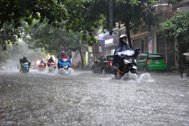 Hà Nội tái diễn mưa dông vào chiều tối, đề phòng ngập úng cục bộ- Ảnh 2.