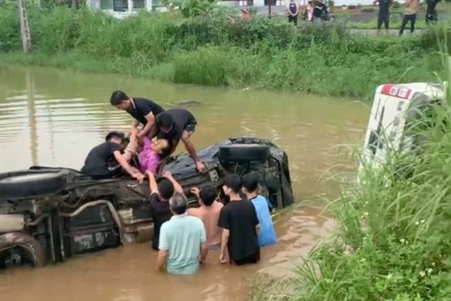 Người dân phá cửa cứu sống 5 người trên 2 ô tô cùng lao xuống ao- Ảnh 1.