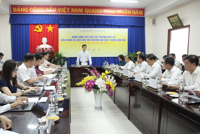 Đoàn công tác Bộ Y tế làm việc với lãnh đạo Trường Đại học Y Dược Cần Thơ. Ảnh: Xuân Dự