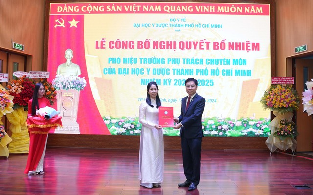 PGS.TS Vương Thị Ngọc Lan nhận Nghị quyết bổ nhiệm chức vụ Phó hiệu trưởng