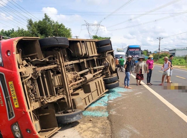 Nguyên nhân xe khách lật nhào trên Quốc lộ 14 khiến nhiều người nhập viện- Ảnh 1.