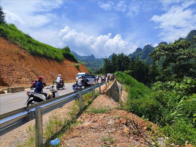 Ô tô lao xuống vực bốc cháy, một người chết tại Hà Giang- Ảnh 1.