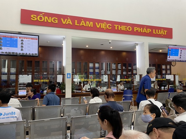 Luật Đất đai năm 2024 có hiệu lực, người Hà Nội hào hứng đi làm thủ tục- Ảnh 1.