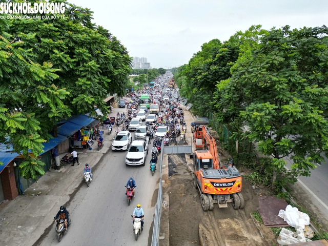 Người dân leo vỉa hè vượt rào chắn thi công tại đường gom Đại lộ Thăng Long- Ảnh 2.