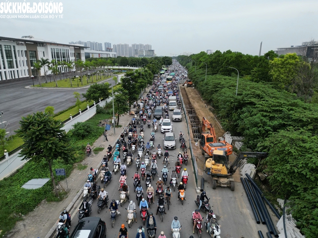 Tháo dỡ rào chắn gây ùn tắc tại đường gom Đại lộ Thăng Long- Ảnh 3.