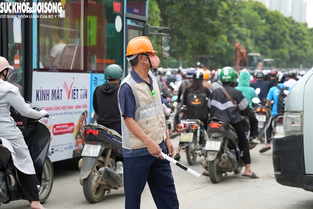 Người dân leo vỉa hè vượt rào chắn thi công tại đường gom Đại lộ Thăng Long- Ảnh 6.