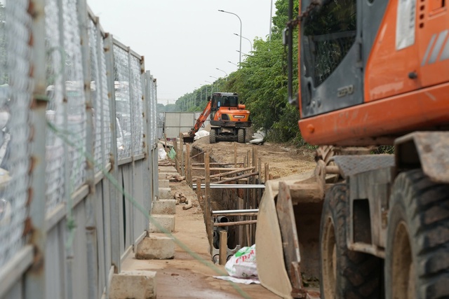 Người dân leo vỉa hè vượt rào chắn thi công tại đường gom Đại lộ Thăng Long- Ảnh 3.