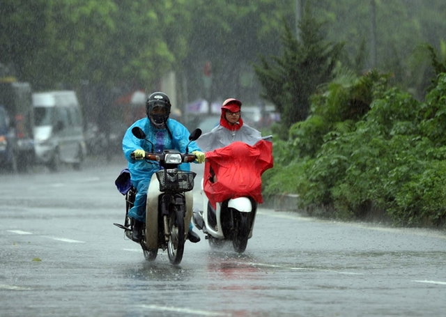 Vùng núi Bắc Bộ mưa lớn vào chiều tối, Trung Bộ vẫn nắng gay gắt- Ảnh 2.