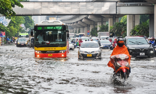 Miền Bắc mưa cả ngày, nhiều tuyến phố Hà Nội ngập nặng- Ảnh 2.