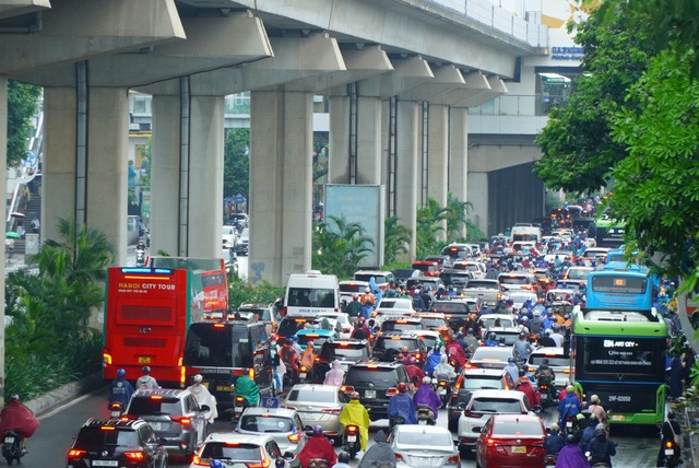 Hà Nội mưa lớn kéo dài, nhiều tuyến đường ùn tắc nghiêm trọng- Ảnh 3.