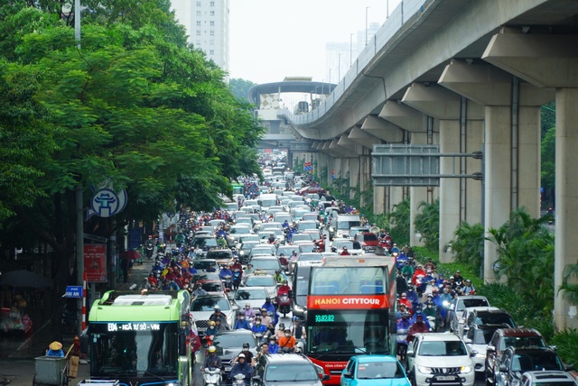 Hà Nội mưa lớn kéo dài, nhiều tuyến đường ùn tắc nghiêm trọng- Ảnh 1.