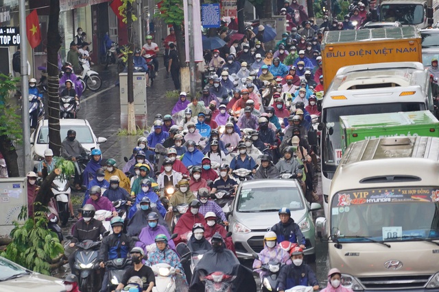 Hà Nội mưa lớn kéo dài, nhiều tuyến đường ùn tắc nghiêm trọng- Ảnh 9.