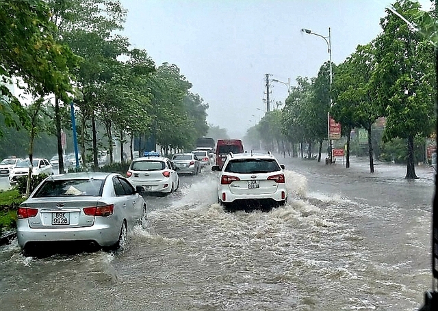 Mưa lớn, Hà Nội lại xuất hiện hàng chục điểm ngập úng- Ảnh 2.