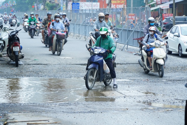 Người dân khốn khổ vì đường Ngọc Trục xuống cấp, mưa là ngập- Ảnh 6.