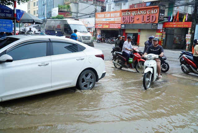 Người dân khốn khổ vì đường Ngọc Trục xuống cấp, mưa là ngập- Ảnh 5.